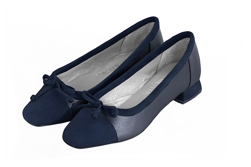 Ballerines habillées, élégantes et raffinées, avec un petit talon, coloris bleu marine. Bout carré. Plat. Talon évasé. Personnalisation : Choix des cuirs, des couleurs et des talons. Petites et grandes pointures. - Florence KOOIJMAN