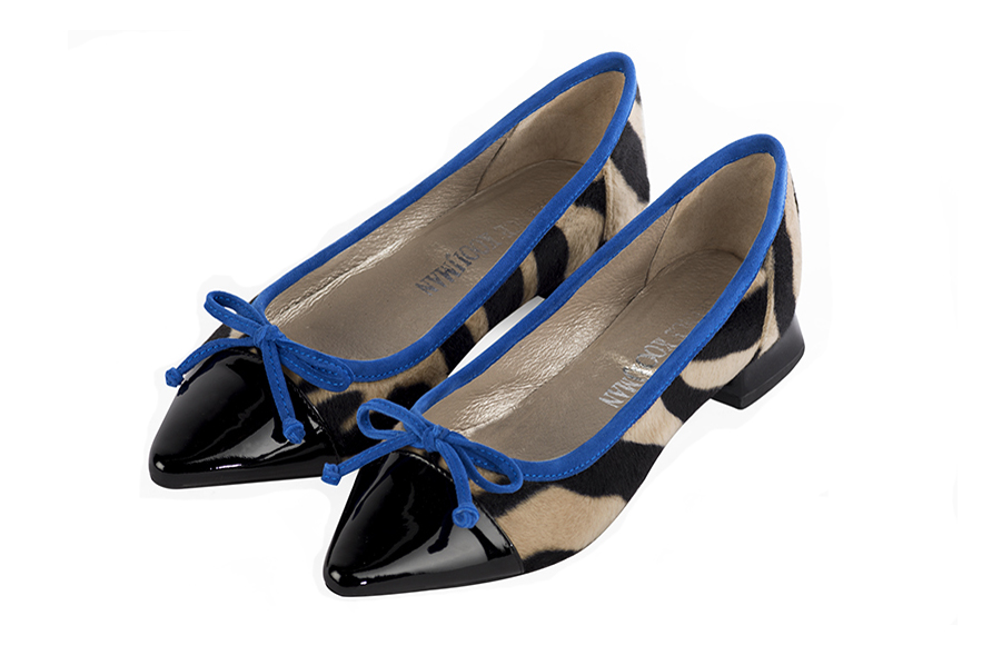 Chaussure femme plate : Ballerine avec un petit talon haut de gamme couleur noir brillant et bleu électrique. Choix des talons - Florence KOOIJMAN