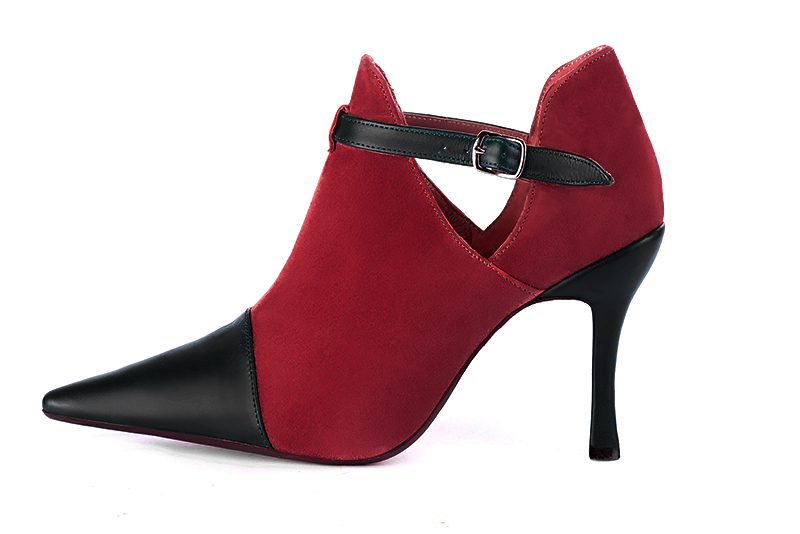 Bottines élégantes et raffinées avec des boucles sur le côté, coloris noir satiné et rouge carmin. Bout pointu. Très haut. Talon bobine. Personnalisation : Choix des cuirs, des couleurs et des talons. Cou-de-pied sur mesure. - Florence KOOIJMAN