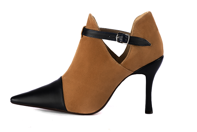 Bottines élégantes et raffinées avec des boucles sur le côté, coloris noir satiné et marron caramel. Bout pointu. Très haut. Talon bobine. Personnalisation : Choix des cuirs, des couleurs et des talons. Cou-de-pied sur mesure. - Florence KOOIJMAN