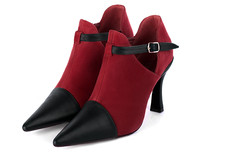 Bottines élégantes et raffinées avec des boucles sur le côté, coloris noir satiné et rouge carmin. Bout pointu. Très haut. Talon bobine. Personnalisation : Choix des cuirs, des couleurs et des talons. Cou-de-pied sur mesure. - Florence KOOIJMAN