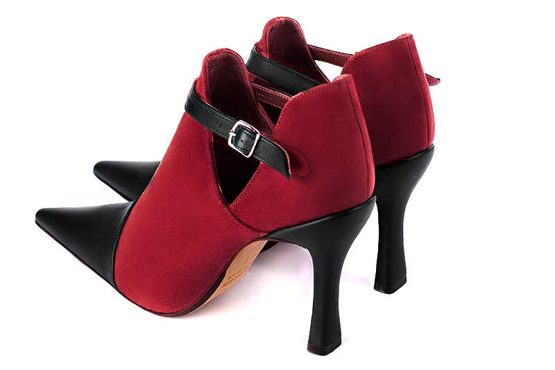 Bottines élégantes et raffinées avec des boucles sur le côté, coloris noir satiné et rouge carmin. Bout pointu. Très haut. Talon bobine. Personnalisation : Choix des cuirs, des couleurs et des talons. Cou-de-pied sur mesure. - Florence KOOIJMAN