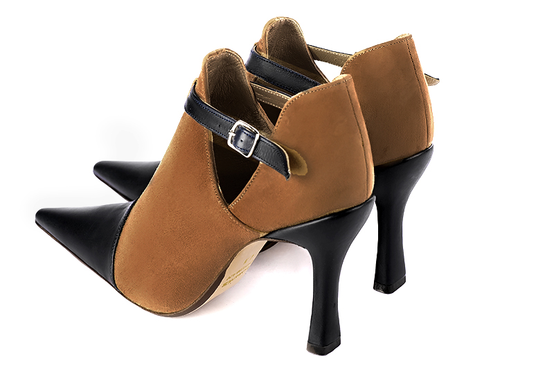 Bottines élégantes et raffinées avec des boucles sur le côté, coloris noir satiné et marron caramel. Bout pointu. Très haut. Talon bobine. Personnalisation : Choix des cuirs, des couleurs et des talons. Cou-de-pied sur mesure. - Florence KOOIJMAN