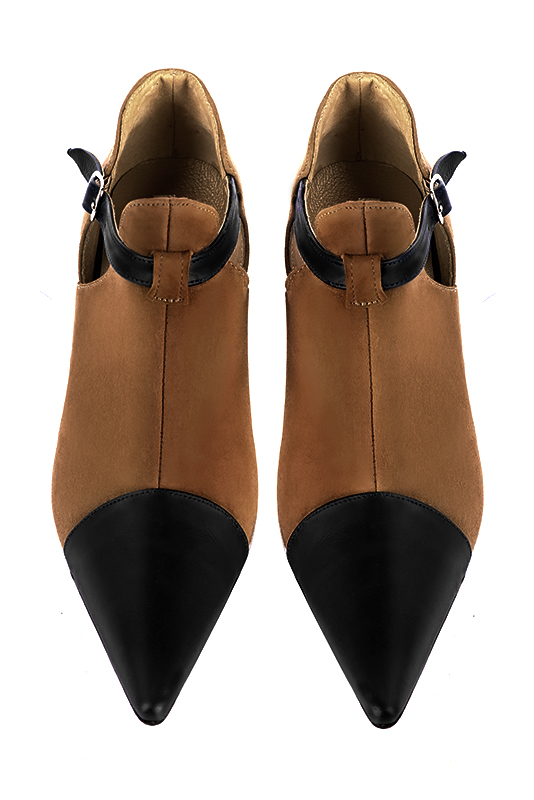 Bottines élégantes et raffinées avec des boucles sur le côté, coloris noir satiné et marron caramel. Bout pointu. Très haut. Talon bobine. Personnalisation : Choix des cuirs, des couleurs et des talons. Cou-de-pied sur mesure. - Florence KOOIJMAN