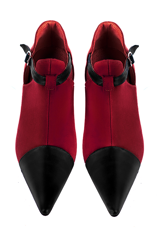 Bottines élégantes et raffinées avec des boucles sur le côté, coloris noir satiné et rouge carmin. Bout pointu. Très haut. Talon bobine. Personnalisation : Choix des cuirs, des couleurs et des talons. Cou-de-pied sur mesure. - Florence KOOIJMAN