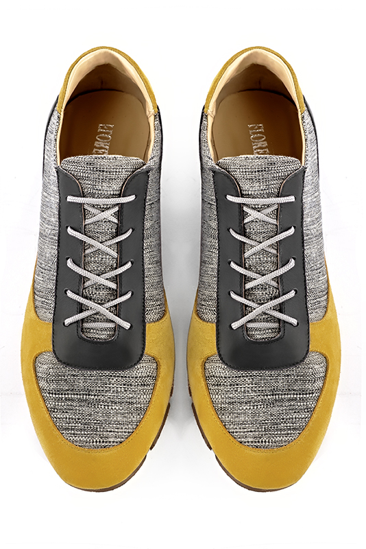 Basket homme habillée : Sneaker urbain tricolore couleur jaune soleil et gris cendre. Semelle fine. Doublure cuir. Vue du dessus - Florence KOOIJMAN