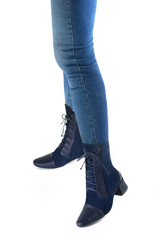 Boots femme : Bottines lacets à l'avant couleur bleu marine. Bout rond. Petit talon évasé. Vue porté - Florence KOOIJMAN