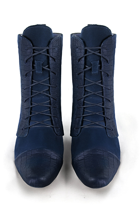 Boots femme : Bottines lacets à l'avant couleur bleu marine. Bout rond. Petit talon évasé. Vue du dessus - Florence KOOIJMAN