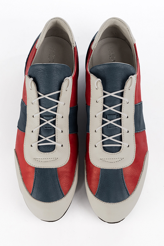 Basket homme habillée : Sneaker urbain tricolore couleur blanc cassé, rouge coquelicot et bleu denim. Semelle fine. Doublure cuir. Vue du dessus - Florence KOOIJMAN
