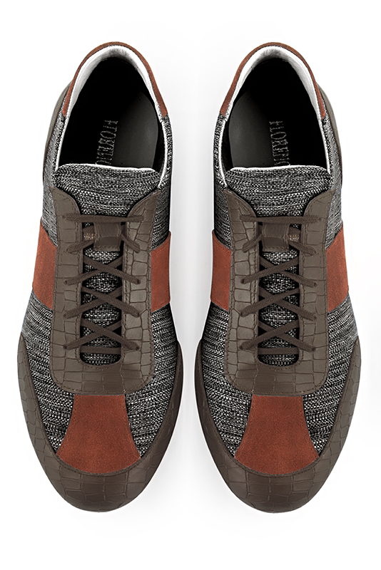 Basket homme habillée : Sneaker urbain bicolore couleur marron taupe, gris acier et orange corail. Semelle fine. Doublure cuir. Vue du dessus - Florence KOOIJMAN