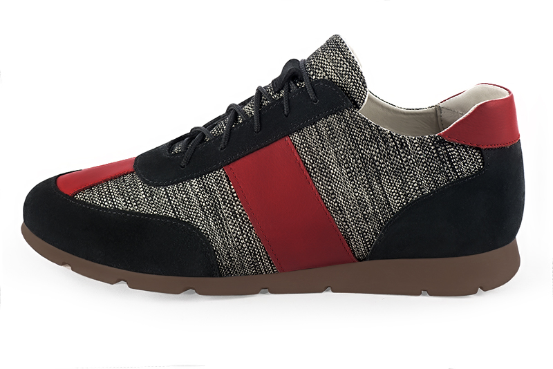 Basket homme habillée : Sneaker urbain tricolore couleur noir mat et rouge coquelicot. Semelle fine. Doublure cuir. Vue de profil - Florence KOOIJMAN