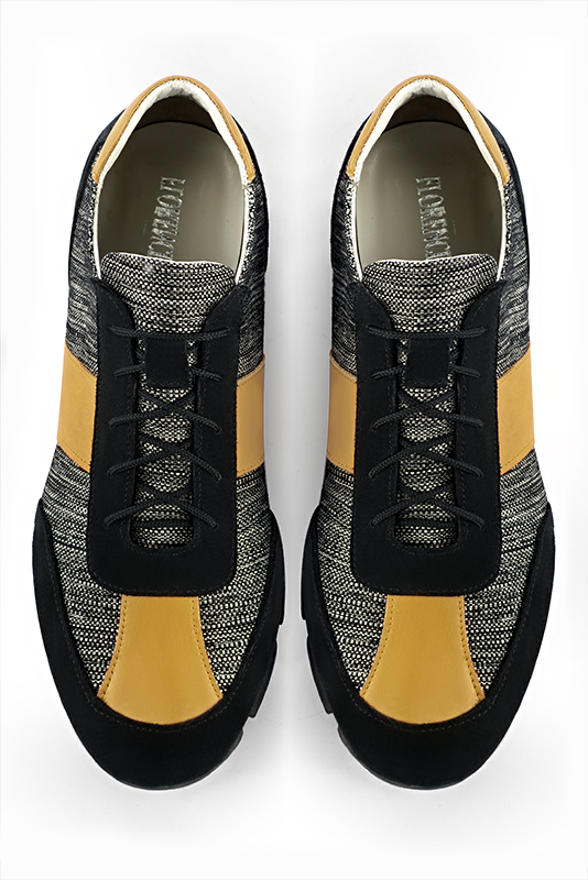 Basket homme habillée : Sneaker urbain bicolore couleur noir mat et jaune ocre. Semelle fine. Doublure cuir. Vue du dessus - Florence KOOIJMAN