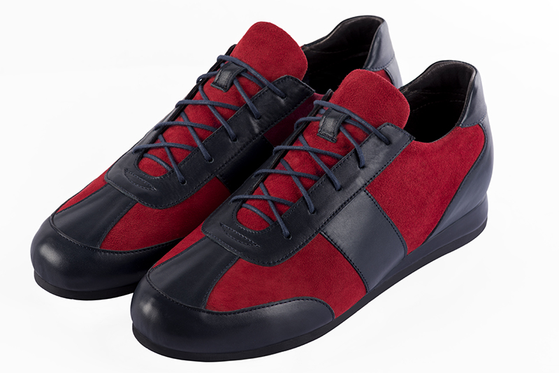 Basket homme habillée : Sneaker urbain bicolore couleur bleu marine et rouge bordeaux. Semelle fine. Doublure cuir Vue avant - Florence KOOIJMAN