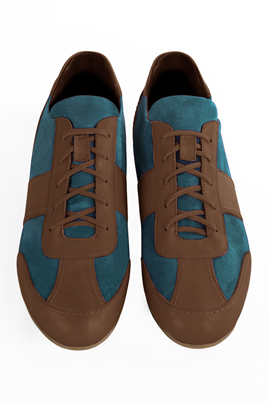 Basket homme habillée : Sneaker urbain bicolore couleur marron caramel et bleu canard. Semelle fine. Doublure cuir. Vue du dessus - Florence KOOIJMAN