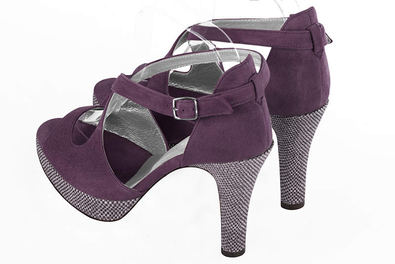 Sandales habillées, élégantes et raffinées, fermées à l'arrière, avec des brides croisées, coloris violet améthyste. Bout rond. Très haut. Talon fin. Plateforme à l'avant. Cérémonie, soirée, cocktail, évènementiel. Personnalisation : Choix des cuirs, 
                des couleurs et des talons. Petites et grandes pointures. - Florence KOOIJMAN