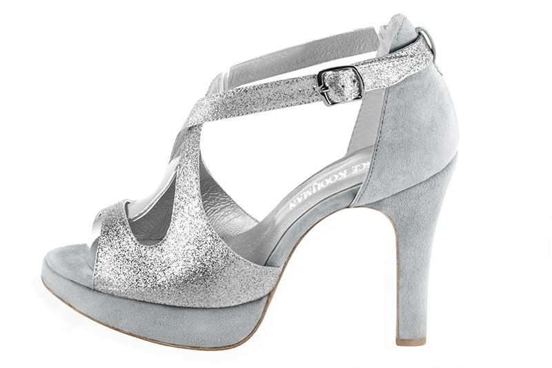 Sandales habillées, élégantes et raffinées, fermées à l'arrière, avec des brides croisées, coloris argent platine et gris perle. Bout rond. Très haut. Talon fin. Plateforme à l'avant. Cérémonie, soirée, cocktail, évènementiel. Personnalisation : Choix des cuirs, 
                des couleurs et des talons. Petites et grandes pointures. - Florence KOOIJMAN