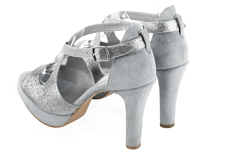 Sandales habillées, élégantes et raffinées, fermées à l'arrière, avec des brides croisées, coloris argent platine et gris perle. Bout rond. Très haut. Talon fin. Plateforme à l'avant. Cérémonie, soirée, cocktail, évènementiel. Personnalisation : Choix des cuirs, 
                des couleurs et des talons. Petites et grandes pointures. - Florence KOOIJMAN
