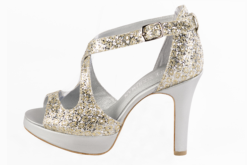 Sandales habillées, élégantes et raffinées, fermées à l'arrière, avec des brides croisées, coloris or doré. Bout rond. Très haut. Talon fin. Plateforme à l'avant. Cérémonie, soirée, cocktail, évènementiel. Personnalisation : Choix des cuirs, 
                des couleurs et des talons. Petites et grandes pointures. - Florence KOOIJMAN