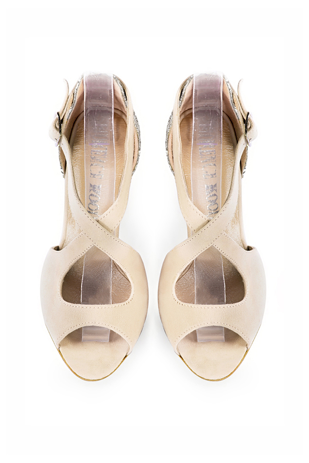 Sandales femme brides croisées fermées à l'arrière beige vanille et argent. Bout rond. Talon trotteur de 7.5 cm - Vue du dessus