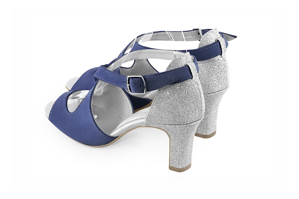 Sandales femme brides croisées fermées à l'arrière bleu indigo et argent. Bout rond. Talon trotteur de 7.5 cm - Vue arrière