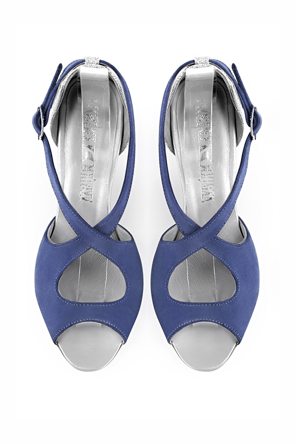 Sandales élégantes et raffinées pour soirées et cérémonies, coloris bleu indigo et argent platine. Bout rond. Haut. Talon trotteur. Cérémonie, soirée, cocktail, évènementiel. Personnalisation : Choix des cuirs, 
                des couleurs et des talons. Petites et grandes pointures. - Florence KOOIJMAN