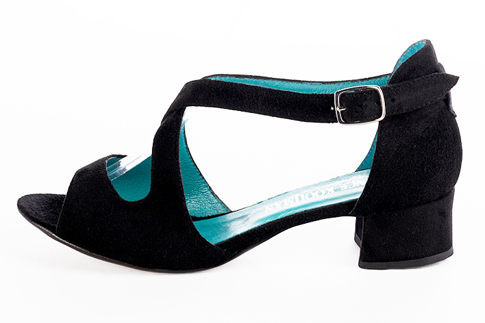 Sandales habillées, élégantes et raffinées, fermées à l'arrière, avec des brides croisées, coloris noir mat. Bout rond. Petit talon fin. Cérémonie, soirée, cocktail, évènementiel. Personnalisation : Choix des cuirs, 
                des couleurs et des talons. Petites et grandes pointures. - Florence KOOIJMAN