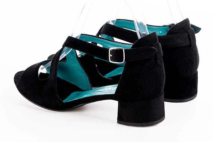 Sandale femme : Sandale soirées et cérémonies couleur noir mat. Bout rond. Petit talon évasé. Vue arrière - Florence KOOIJMAN