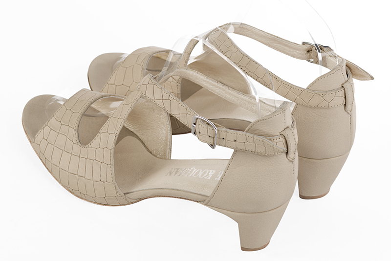 Sandales habillées, élégantes et raffinées, fermées à l'arrière, avec des brides croisées, coloris blanc ivoire. Bout rond. Petit talon fin. Cérémonie, soirée, cocktail, évènementiel. Personnalisation : Choix des cuirs, 
                des couleurs et des talons. Petites et grandes pointures. - Florence KOOIJMAN