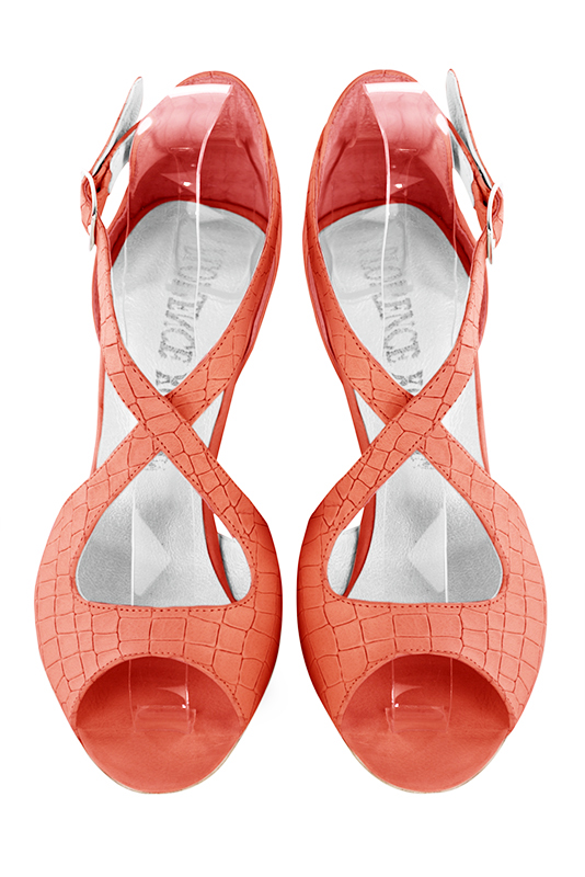 Sandale femme : Sandale soirées et cérémonies couleur orange saumon. Bout rond. Petit talon virgule. Vue du dessus - Florence KOOIJMAN