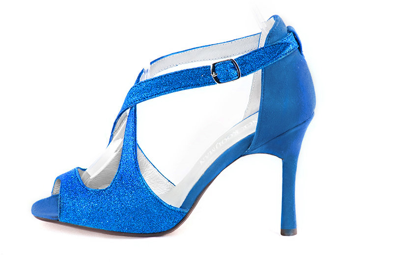 Sandales habillées, élégantes et raffinées, fermées à l'arrière, avec des brides croisées, coloris bleu électrique. Bout rond. Très haut. Talon fin. Cérémonie, soirée, cocktail, évènementiel. Personnalisation : Choix des cuirs, 
                des couleurs et des talons. Petites et grandes pointures. - Florence KOOIJMAN