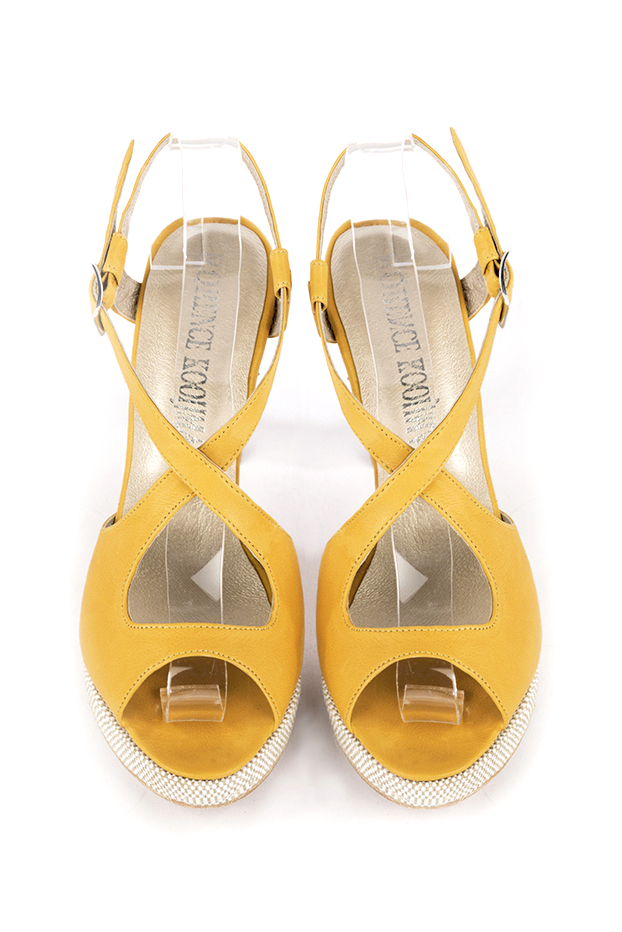 Sandales habillées femme brides croisées arrière ouvert cuir jaune ocre à talon fin de 10.5 cm avec une plateforme de 2 cm à l'avant et bout rond - Vue du dessus
