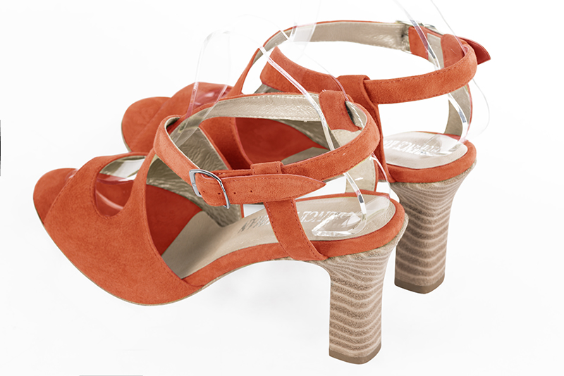 Sandales habillées, élégantes et raffinées, ouvertes à l'arrière, avec des brides croisées, coloris orange clémentine. Bout rond. Haut. Talon trotteur. Cérémonie, soirée, cocktail, évènementiel. Personnalisation : Choix des cuirs, 
                des couleurs et des talons. Petites et grandes pointures. - Florence KOOIJMAN