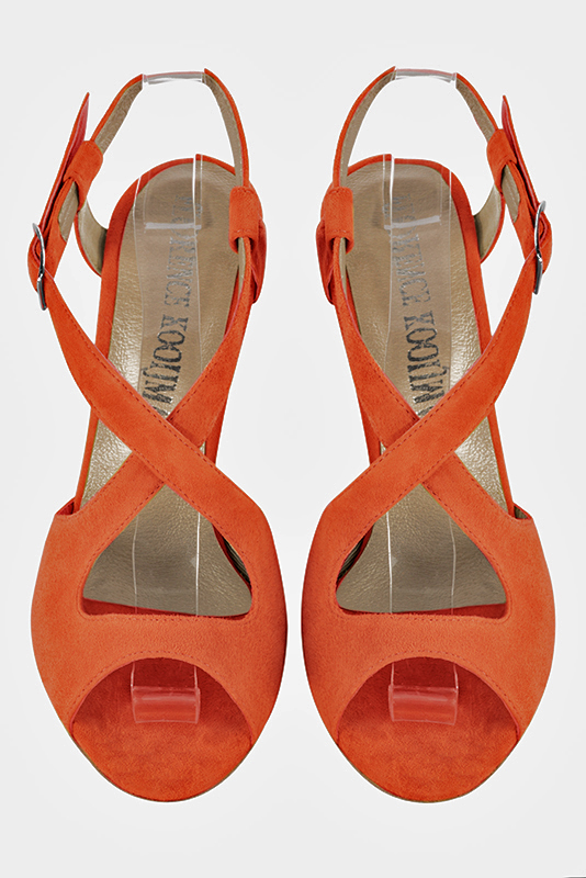 Sandales habillées, élégantes et raffinées, ouvertes à l'arrière, avec des brides croisées, coloris orange clémentine. Bout rond. Haut. Talon trotteur. Cérémonie, soirée, cocktail, évènementiel. Personnalisation : Choix des cuirs, 
                des couleurs et des talons. Petites et grandes pointures. - Florence KOOIJMAN