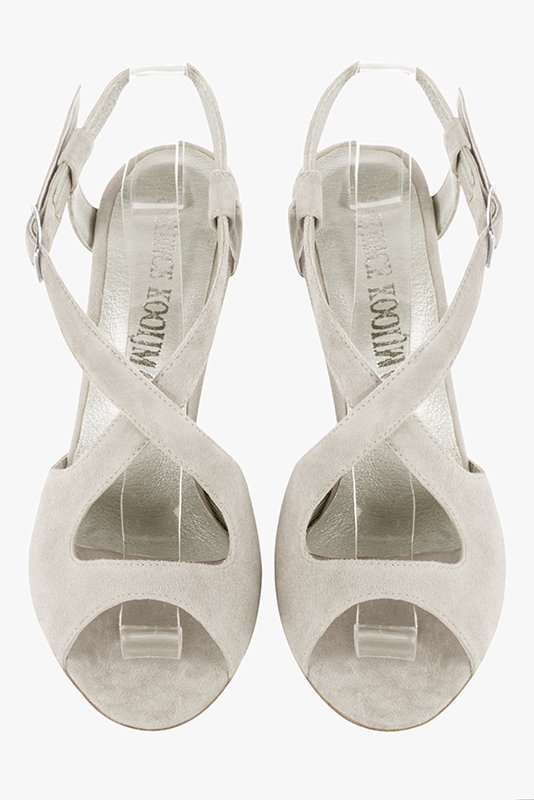 Sandales habillées, élégantes et raffinées, ouvertes à l'arrière, avec des brides croisées, coloris blanc cassé. Bout rond. Haut. Talon trotteur. Cérémonie, soirée, cocktail, évènementiel. Personnalisation : Choix des cuirs, 
                des couleurs et des talons. Petites et grandes pointures. - Florence KOOIJMAN