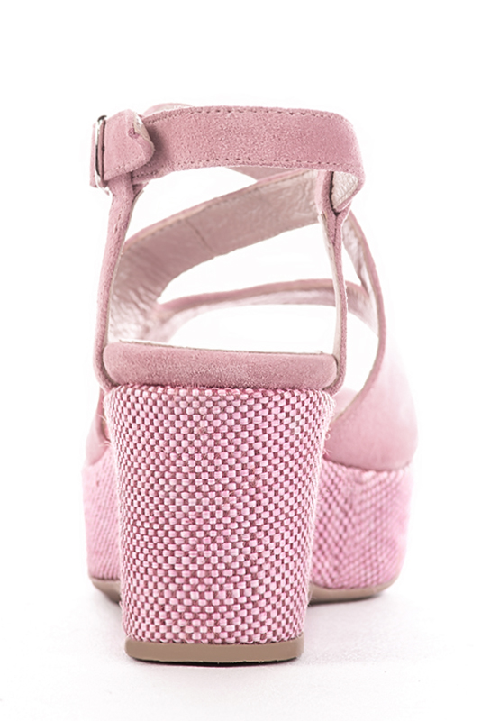 Sandales habillées, élégantes et raffinées, ouvertes à l'arrière, avec des brides croisées, coloris rose camélia. Bout rond. Semelle compensée talon mi-haut. Cérémonie, soirée, cocktail, évènementiel. Personnalisation : Choix des cuirs, 
                des couleurs et des talons. Petites et grandes pointures. - Florence KOOIJMAN
