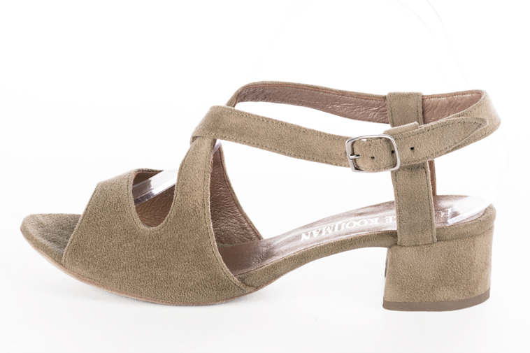 Sandales habillées, élégantes et raffinées, ouvertes à l'arrière, avec des brides croisées, coloris beige sahara. Bout rond. Petit talon fin. Cérémonie, soirée, cocktail, évènementiel. Personnalisation : Choix des cuirs, 
                des couleurs et des talons. Petites et grandes pointures. - Florence KOOIJMAN