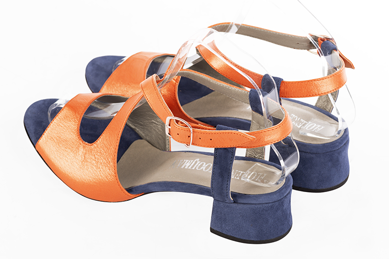 Sandale femme : Sandale soirées et cérémonies couleur bleu indigo et orange abricot. Bout rond. Petit talon évasé. Vue arrière - Florence KOOIJMAN