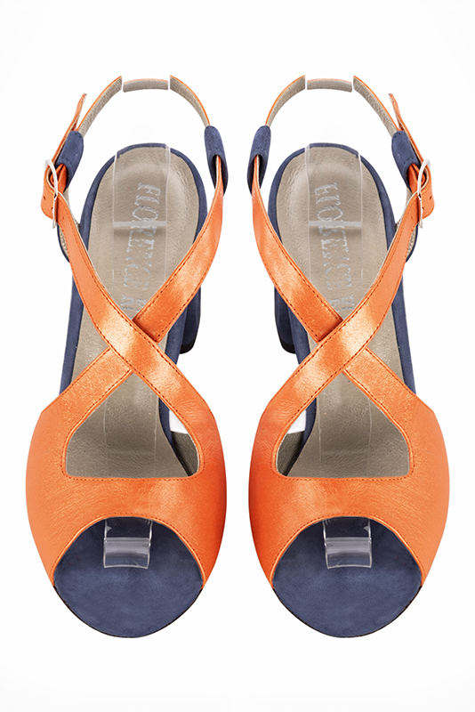 Sandale femme : Sandale soirées et cérémonies couleur bleu indigo et orange abricot. Bout rond. Petit talon évasé. Vue du dessus - Florence KOOIJMAN