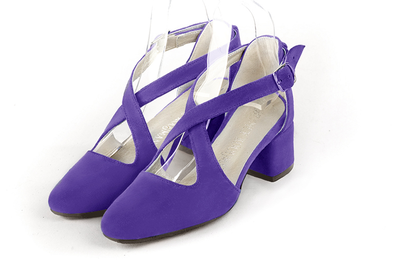 Chaussures brides croisées femme ouvertes sur les côtés violet outremer. .  - Vue avant