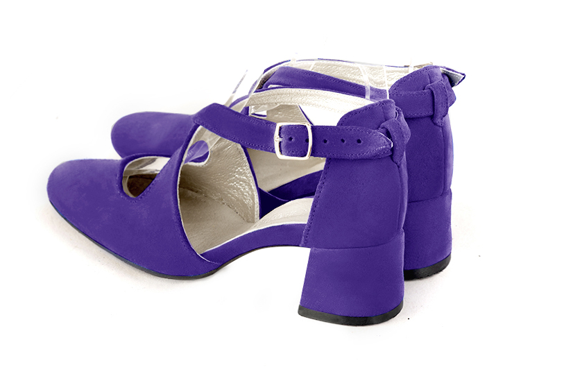 Chaussures brides croisées femme ouvertes sur les côtés violet outremer. .  - Vue arrière