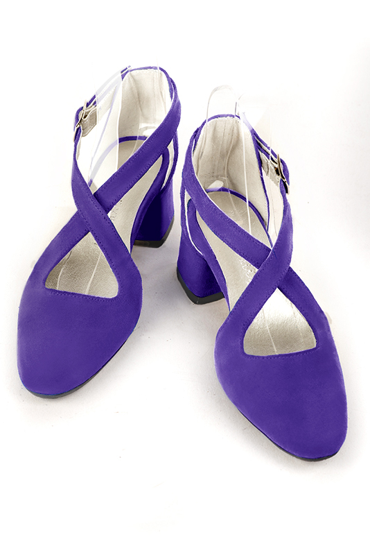 Chaussures brides croisées femme ouvertes sur les côtés violet outremer. .  - Vue du dessus