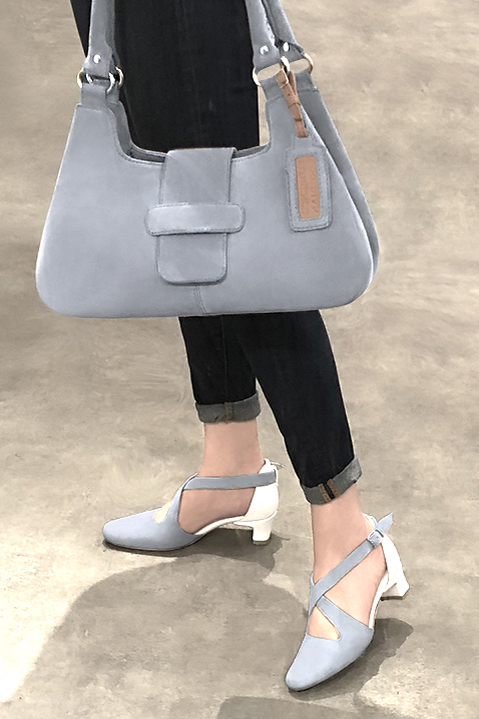 Chaussure femme à brides : Chaussure côtés ouverts brides croisées couleur gris souris et blanc pur. Bout rond. Petit talon trotteur. Vue du dessus - Florence KOOIJMAN