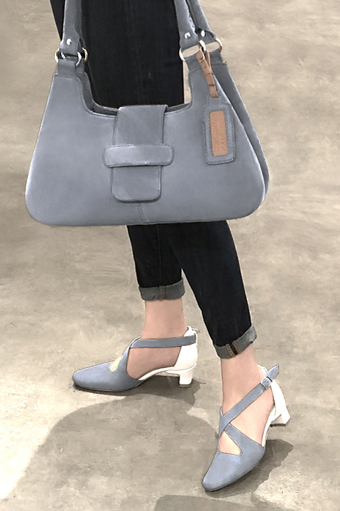 Chaussures brides croisées femme ouvertes sur les côtés gris souris et blanc pur. Bout rond. Talon trotteur de 4.5 cm - Vue porté