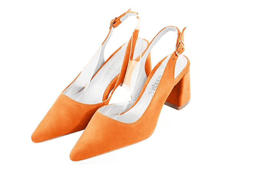 , coloris orange abricot. Bout pointu. Mi-haut à haut. Talon évasé. Cérémonie, soirée, cocktail, évènementiel. Personnalisation : Choix des cuirs, 
                des couleurs et des talons. Petites et grandes pointures. - Florence KOOIJMAN