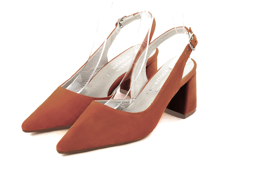 , coloris orange corail. Bout pointu. Mi-haut à haut. Talon évasé. Cérémonie, soirée, cocktail, évènementiel. Personnalisation : Choix des cuirs, 
                des couleurs et des talons. Petites et grandes pointures. - Florence KOOIJMAN