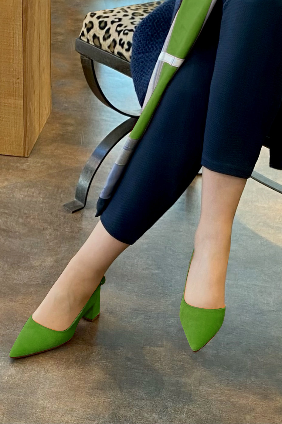 Chaussure femme à brides :  couleur vert anis. Bout pointu. Talon mi-haut évasé. Vue porté - Florence KOOIJMAN