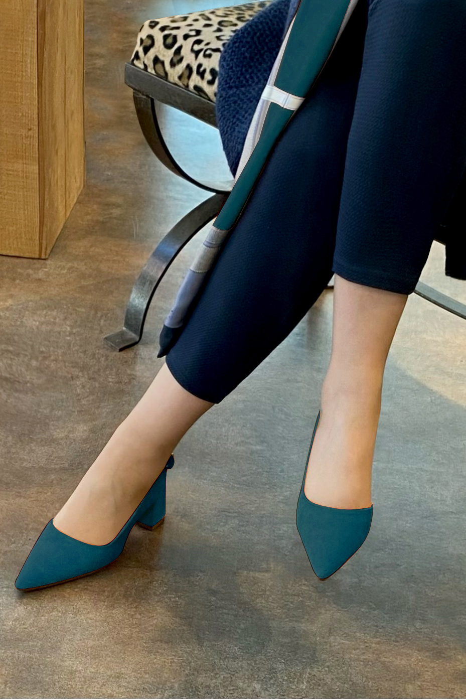 Chaussure femme à brides :  couleur bleu canard. Bout pointu. Talon mi-haut évasé. Vue porté - Florence KOOIJMAN