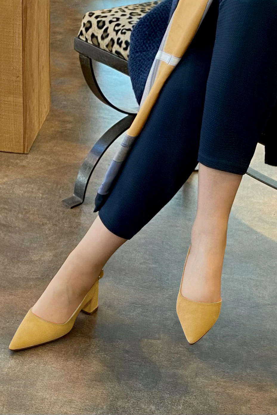 Chaussure femme à brides :  couleur jaune ocre. Bout pointu. Talon mi-haut évasé. Vue porté - Florence KOOIJMAN