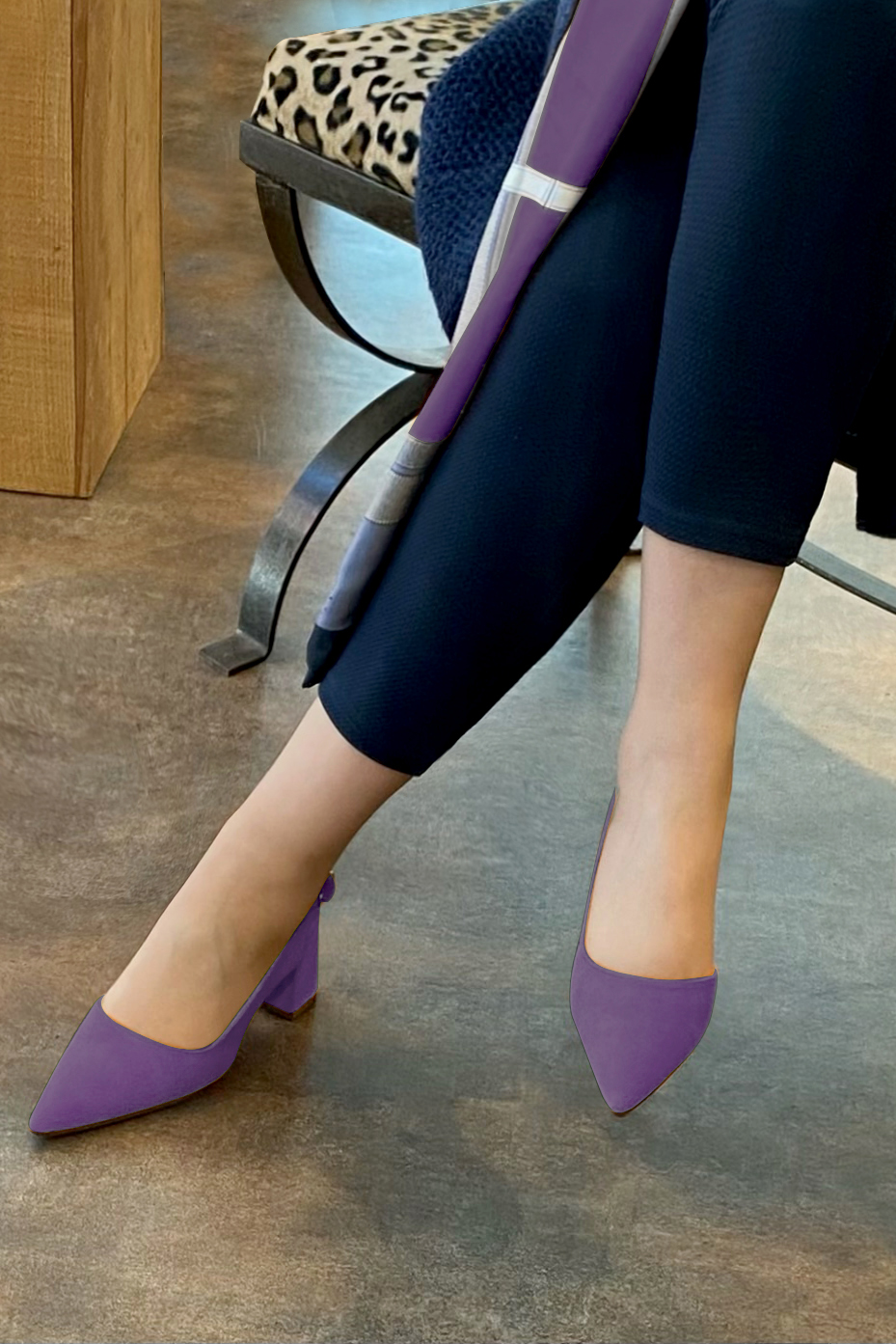 Chaussure femme à brides :  couleur violet améthyste. Bout pointu. Talon mi-haut évasé. Vue porté - Florence KOOIJMAN