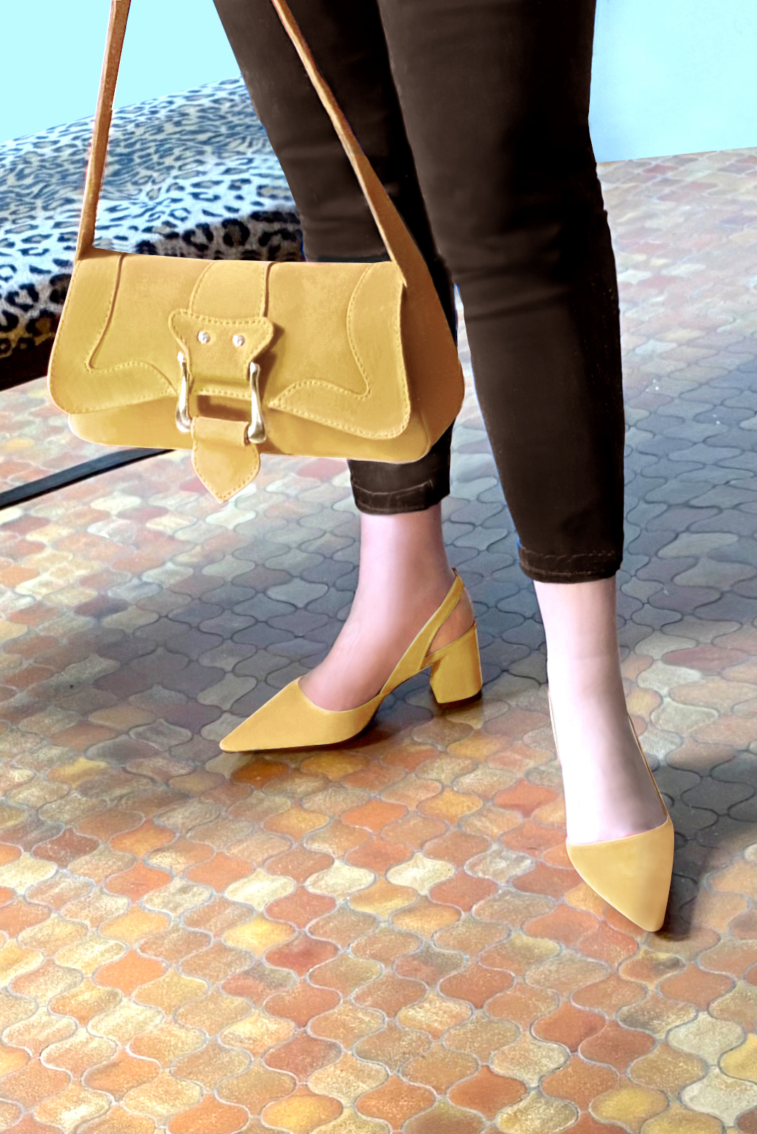 Chaussure femme à brides :  couleur jaune ocre. Bout pointu. Talon mi-haut évasé. Vue du dessus - Florence KOOIJMAN